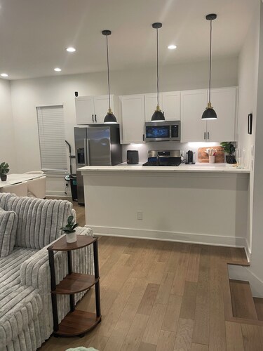 Exclusive Charming 3-bedroom 3.5 bath townhome w/ AC and 2 car garage in Houston