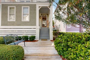 Exterior - Luxury cottage with pools & multiple decks, 1/2 block to beach (St. Simons Island)
