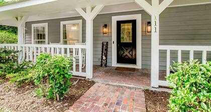 Relaxing, dog-friendly home with furnished patio, washer/dryer, WiFi, & AC