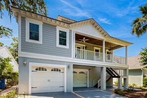 Exterior - Welcoming Home with Golf Course View, High-Speed WiFi, and Central AC (St. Simons Island)