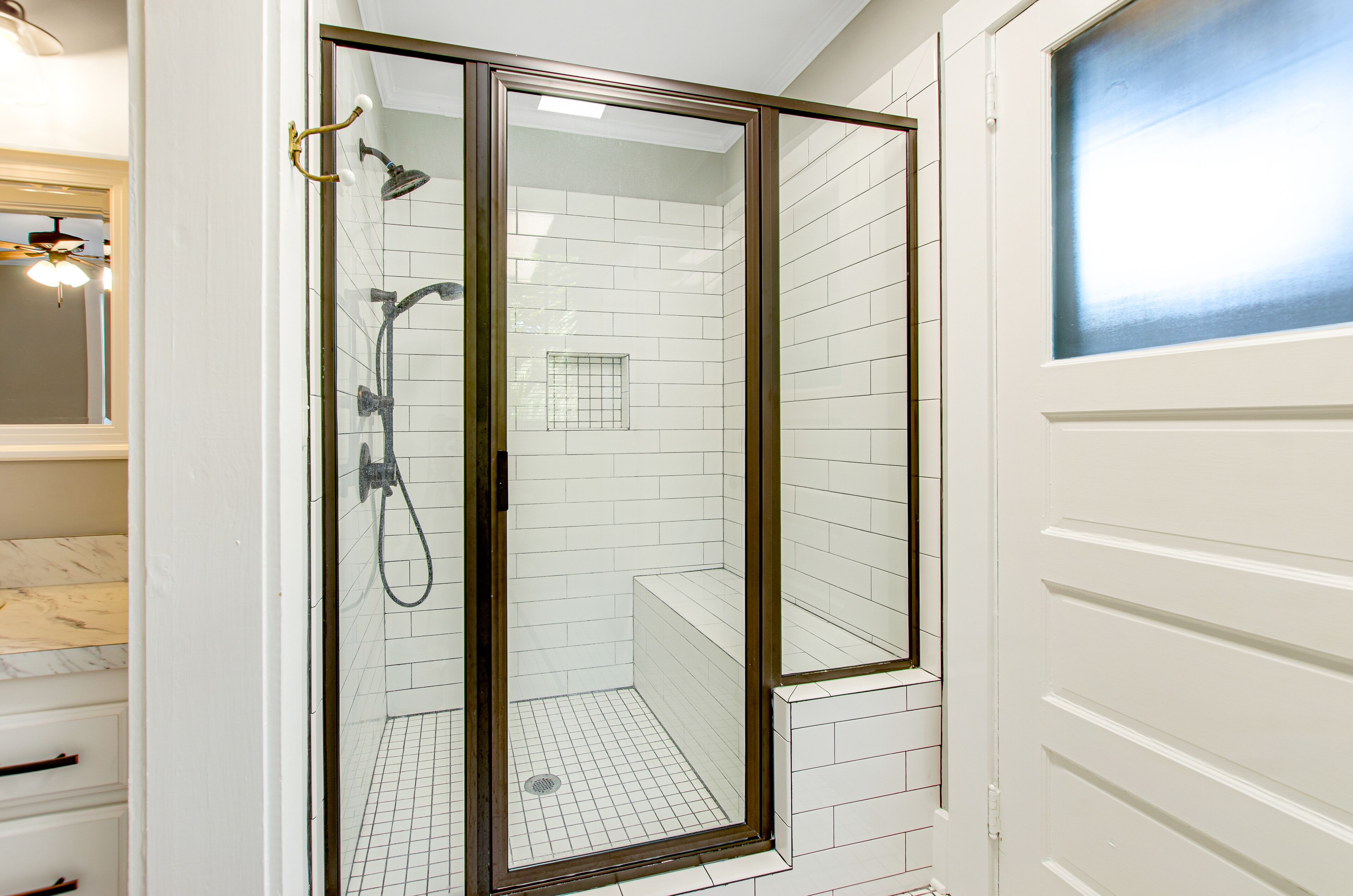 Een douche, handdoeken