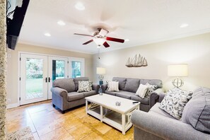 Smart TV - Dog-friendly home with central AC, washer/dryer & spacious backyard - near beach (St. Simons Island)