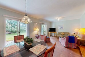 Smart TV - Condo with central AC, washer/dryer, shared outdoor pool, & on-site golf (St. Simons Island)