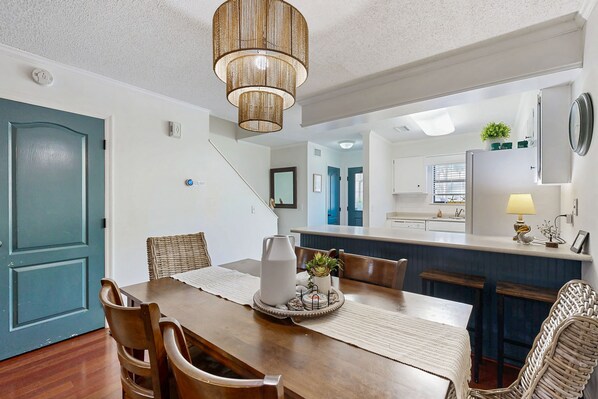 Dining - Snowbird-friendly condo with patio, central AC, W/D, pool & tennis - near beach (St. Simons Island)