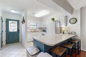 Fridge, microwave, oven, stovetop - Snowbird-friendly condo with patio, central AC, W/D, pool & tennis - near beach (St. Simons Island)