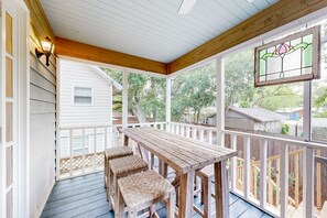Outdoor dining - Classic coastal home with game room & private hot tub - walk to beaches (St. Simons Island)
