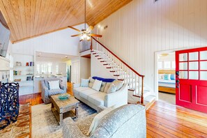 Smart TV, video games, books - Classic coastal home with game room & private hot tub - walk to beaches (St. Simons Island)