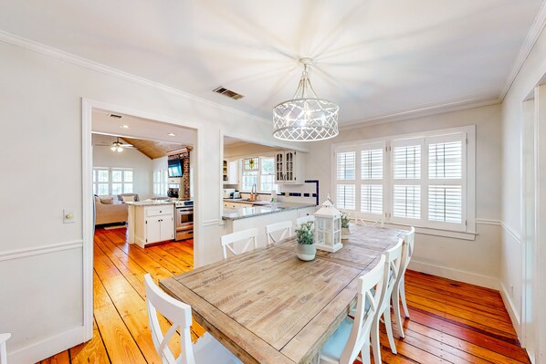 Dining - Classic coastal home with game room & private hot tub - walk to beaches (St. Simons Island)