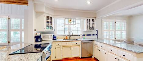 Kjøleskap, mikrobølgeovn, ovn og kokeplater