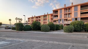 Unclassified image, 2 of 30, button - Quiet apartment close to beach, Saint Mandrier, France (Saint Mandrier)