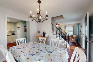 Interior - Charming dog-friendly home with deck, golf nearby, full kitchen, & washer/dryer (St. Simons Island)