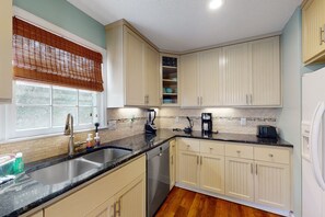 Fridge, microwave, oven, stovetop - Charming dog-friendly home with deck, golf nearby, full kitchen, & washer/dryer (St. Simons Island)