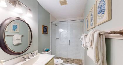 Charming dog-friendly home with deck, golf nearby, full kitchen, & washer/dryer