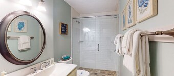 Charming dog-friendly home with deck, golf nearby, full kitchen, & washer/dryer