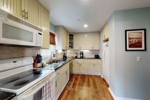 Fridge, microwave, oven, stovetop - Charming dog-friendly home with deck, golf nearby, full kitchen, & washer/dryer (St. Simons Island)