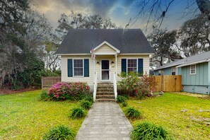 Exterior - Charming dog-friendly home with deck, golf nearby, full kitchen, & washer/dryer (St. Simons Island)