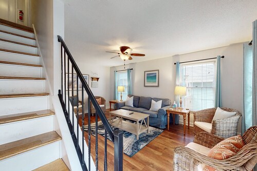 Charming dog-friendly home with deck, golf nearby, full kitchen, & washer/dryer