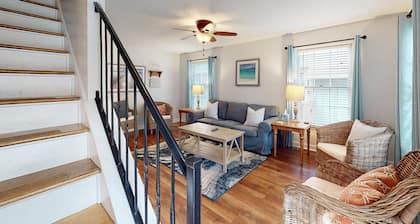 Charming dog-friendly home with deck, golf nearby, full kitchen, & washer/dryer