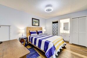 Een bureau, gratis wifi, beddengoed