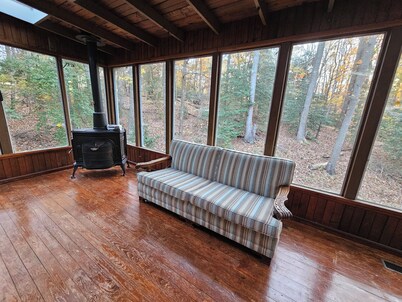 Serene 3-bedroom house in charming historical Montross. The Castle on the Hill.