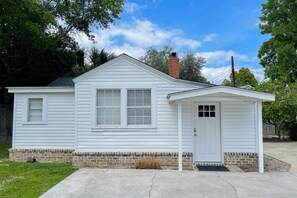 Exterior - Cozy cottage near beach/bars/dining with enclosed yard, AC, & W/D (St. Simons Island)