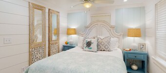 Cozy cottage near beach/bars/dining with enclosed yard, AC, & W/D