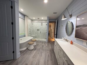 Shower, hair dryer, towels - Lakefront home with private pool & outdoor space for entertaining (St. Simons Island)