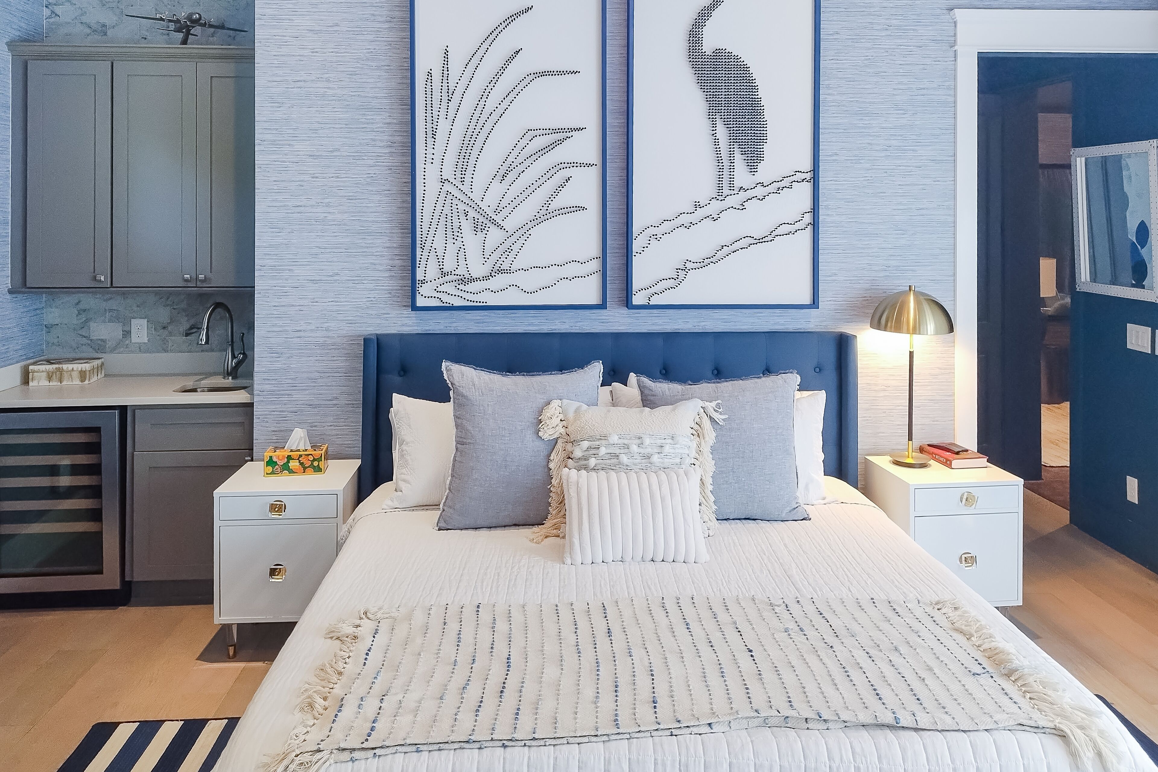 Desk, WiFi, bed sheets