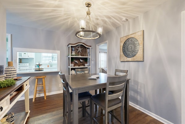 Dining - Private retreat with access to community pool & nearby entertainment (St. Simons Island)