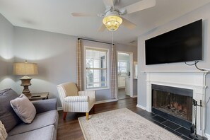 Smart TV, fireplace - Private retreat with access to community pool & nearby entertainment (St. Simons Island)