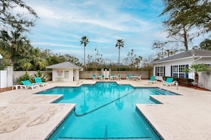 Pool - Private retreat with access to community pool & nearby entertainment (St. Simons Island)