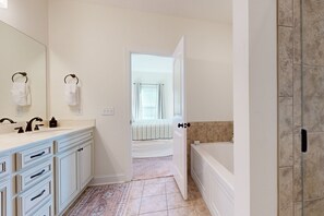 Shower, towels - Cozy island townhouse w/screened porch, shared pool, & serene pond views (St. Simons Island)