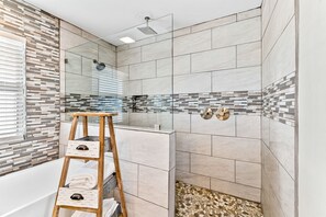 Dusche, Haartrockner, Handtücher