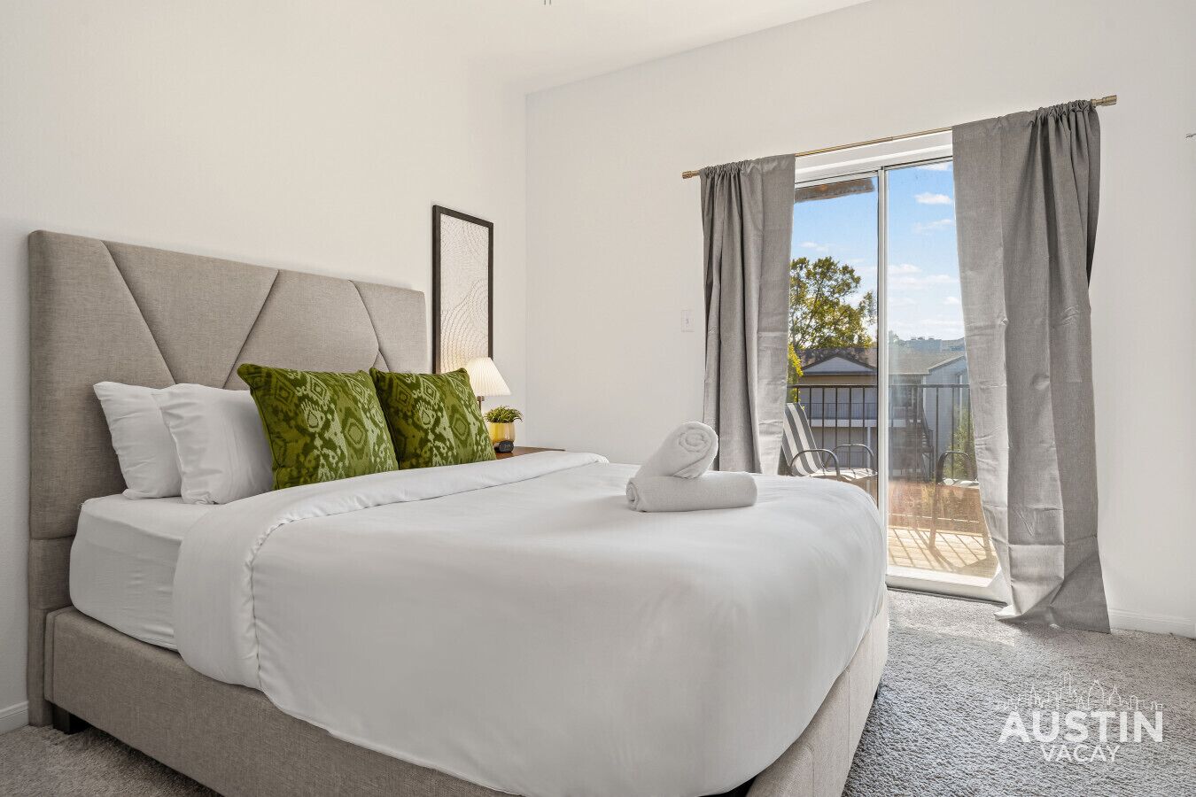 Escritorio, tabla de planchar con plancha, wifi gratis y ropa de cama 