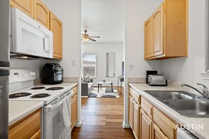 Fridge, microwave, oven, stovetop - N. Austin Condo w/ Pool, Gym & Easy Access to Domain + Pet-Friendly (Austin)