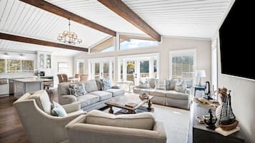 Smart-TV, Kamin, Bücher