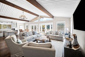 Smart-TV, Kamin, Bücher