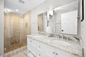 Shower, hair dryer, towels - HUGE Private Pool & Yard! LSV, Bikes! Easy Walk to Beach! Pet Friendly! (Santa Rosa Beach)