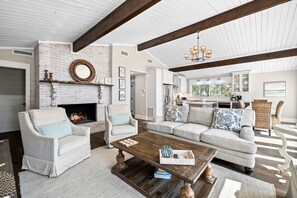 Smart TV, fireplace, books - HUGE Private Pool & Yard! LSV, Bikes! Easy Walk to Beach! Pet Friendly! (Santa Rosa Beach)