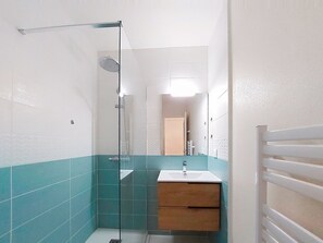 Bathroom - Les Hauts de Nauzan by Interhome (Saint Palais sur mer)