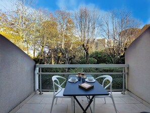 Outdoor dining - Les Hauts de Nauzan by Interhome (Saint Palais sur mer)