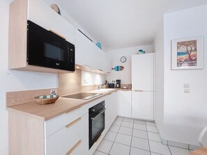 Fridge, microwave, oven, cookware/dishes/utensils - Les Hauts de Nauzan by Interhome (Saint Palais sur mer)