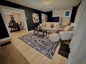 TV - Spacious 3BR Home • Sleeps 12 • 10 Mins to Airport (Columbus)