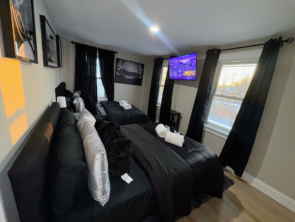 Iron/ironing board, WiFi, bed sheets - Spacious 3BR Home • Sleeps 12 • 10 Mins to Airport (Columbus)