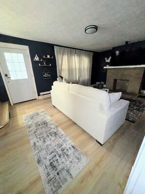 TV - Spacious 3BR Home • Sleeps 12 • 10 Mins to Airport (Columbus)