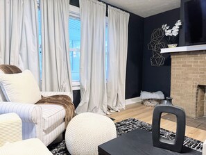 TV - Spacious 3BR Home • Sleeps 12 • 10 Mins to Airport (Columbus)