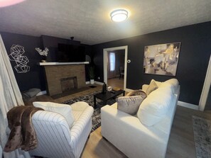 TV - Spacious 3BR Home • Sleeps 12 • 10 Mins to Airport (Columbus)