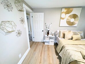 Iron/ironing board, WiFi, bed sheets - Spacious 3BR Home • Sleeps 12 • 10 Mins to Airport (Columbus)