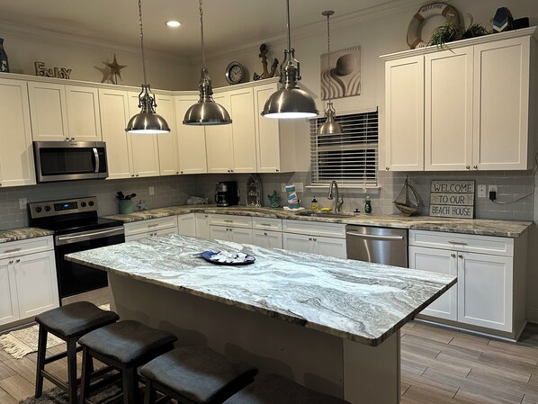 Private kitchen - Large 6-bedroom beach side house on Dauphin Island’s west end (Dauphin Island)