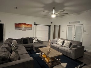 Living area - Large 6-bedroom beach side house on Dauphin Island’s west end (Dauphin Island)